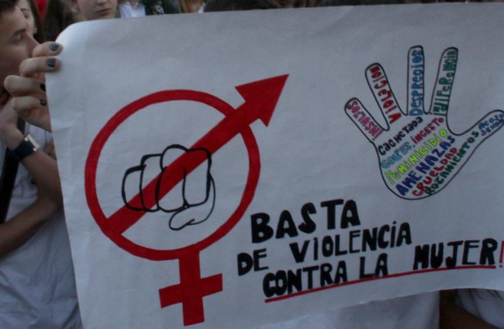 Su exnovio la apuñaló en la calle, sobrevivió y ahora teme por su vida