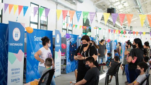 Comenzarán a llamar a menores de entre 12 y 17 años para recibir la tercera dosis en Santa Fe.