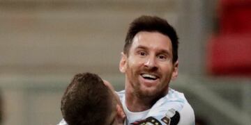 Lionel Messi celebra el triunfo de la Selección Argentina ante Paraguay, por la tercera fecha de grupos de la Copa América 2020.