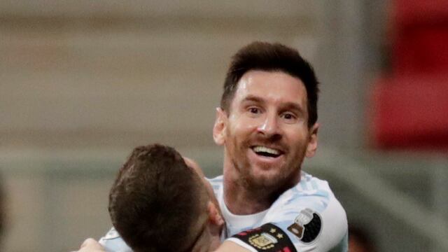 Lionel Messi celebra el triunfo de la Selección Argentina ante Paraguay, por la tercera fecha de grupos de la Copa América 2020.