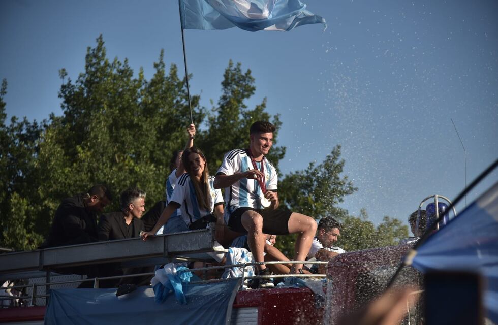 Explotó Calchín ante el recibimiento de Julián Álvarez y él no dejó de agradecer el apoyo