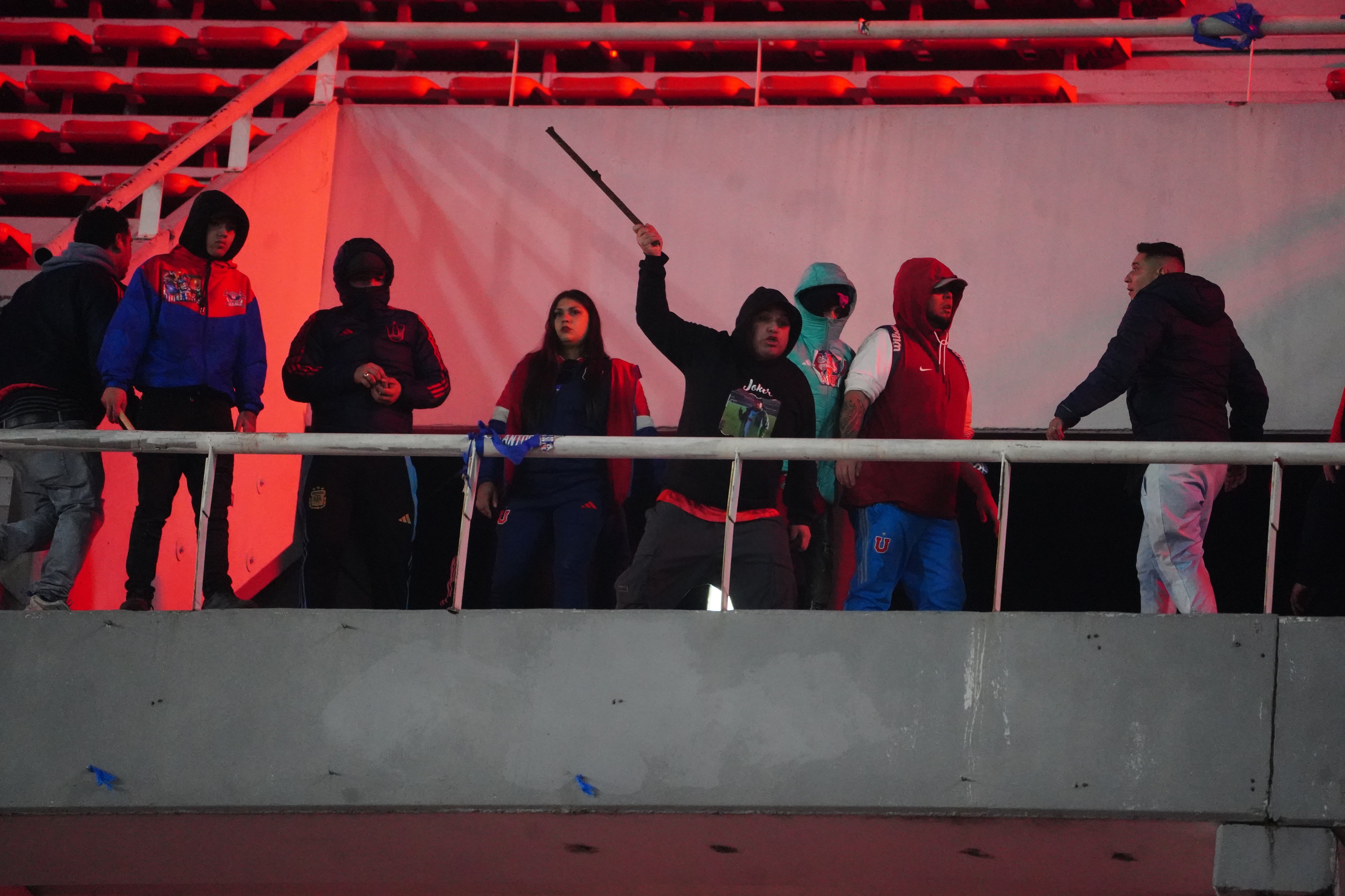 Escándalo. El partido entre Independiente y la U. de Chile suspendido por serios incidentes. (Gentileza Clarín)