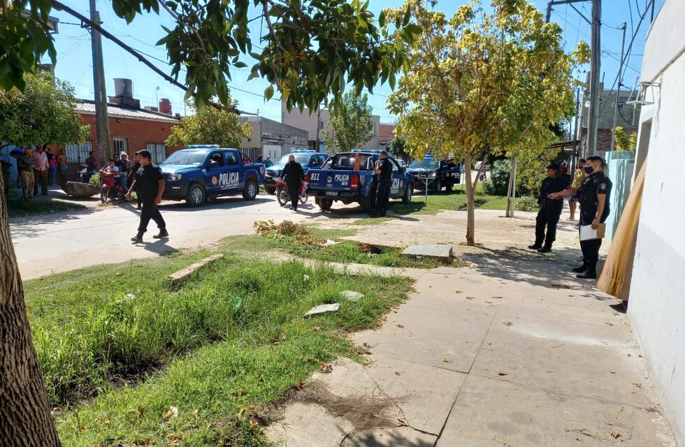 Charlaba con familiares en la puerta de su casa y lo mataron a tiros