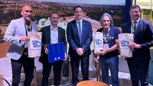 Talleres estuvo bien representado este lunes en la FIT, con Pablo Guiñazú, Daniel Valencia y Miguel Cavatorta. En medio, el Secretario de Turismo de Córdoba, Marcelo Valdomero (Foto: PRENSA Talleres).