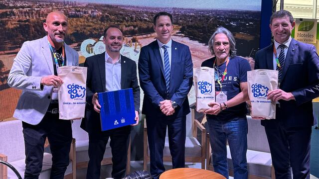 Talleres estuvo bien representado este lunes en la FIT, con Pablo Guiñazú, Daniel Valencia y Miguel Cavatorta. En medio, el Secretario de Turismo de Córdoba, Marcelo Valdomero (Foto: PRENSA Talleres).