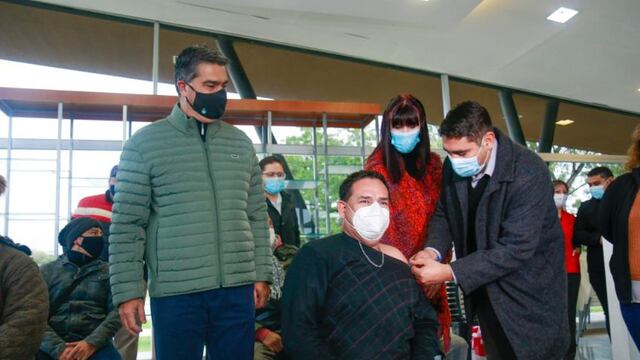 El gobernador estuvo presente cuando se aplicó la dosis número 500.000 mil.