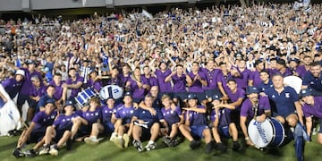 Los jugadores y la gente. La comunión en el Talleres campeón (Javier Ferreyra / La Voz).