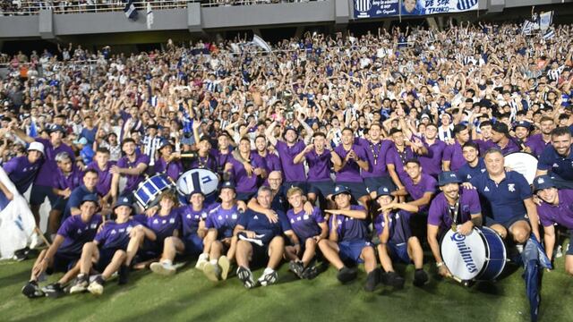 Los jugadores y la gente. La comunión en el Talleres campeón (Javier Ferreyra / La Voz).