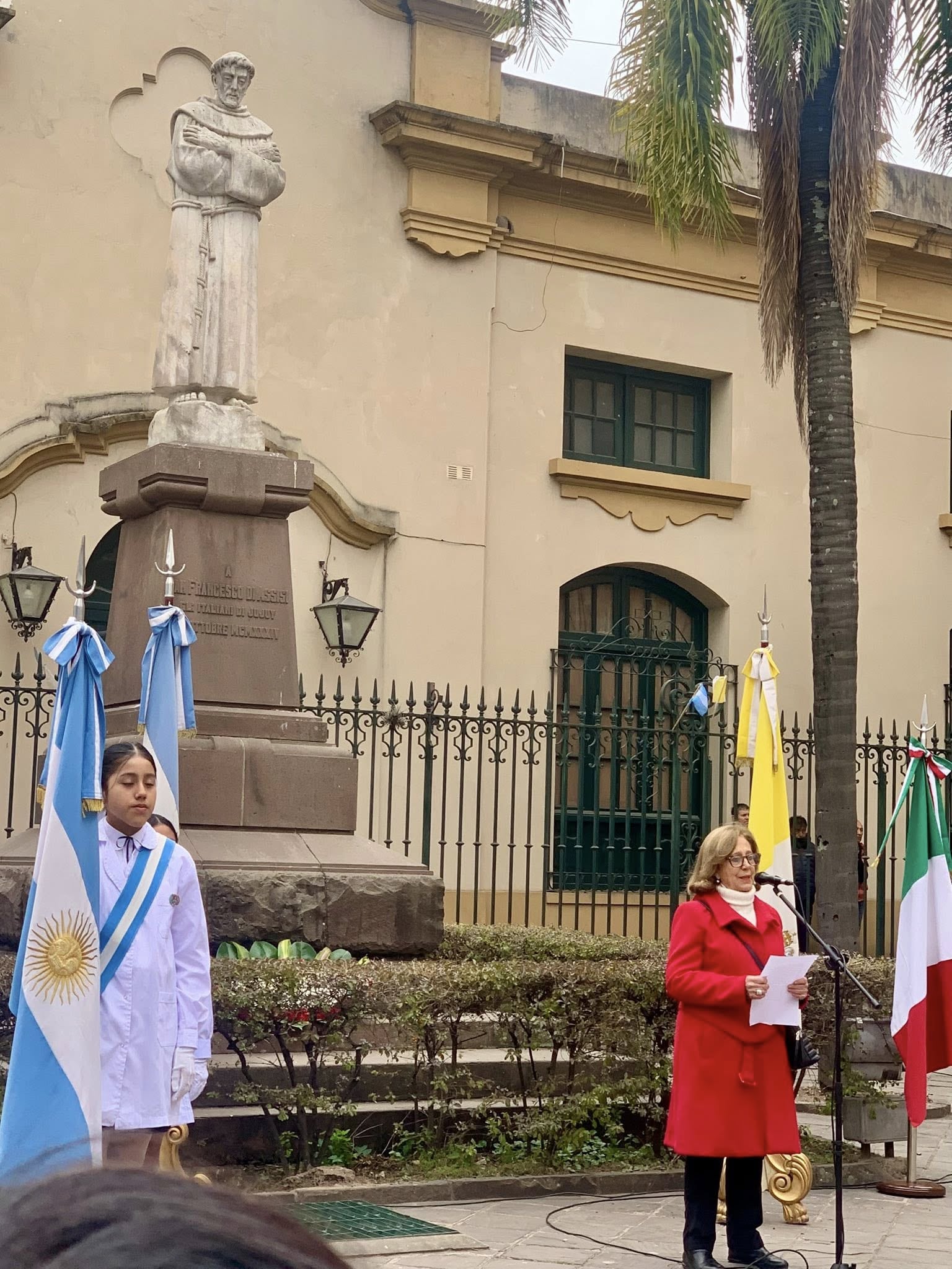 La profesora Cristina Jorge, integrante del equipo del Complejo Cultural San Francisco, fue una e las oradoras en el acto por los 90 años de la colocación y bendición de la sagrada imagen de san Francisco en su pedestal.