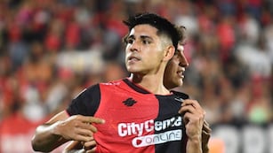 El defensor abrió el marcador con un cabezazo implacable tras un tiro libre de Éver Banega.