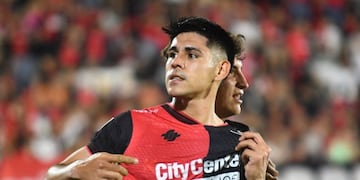 El defensor abrió el marcador con un cabezazo implacable tras un tiro libre de Éver Banega.