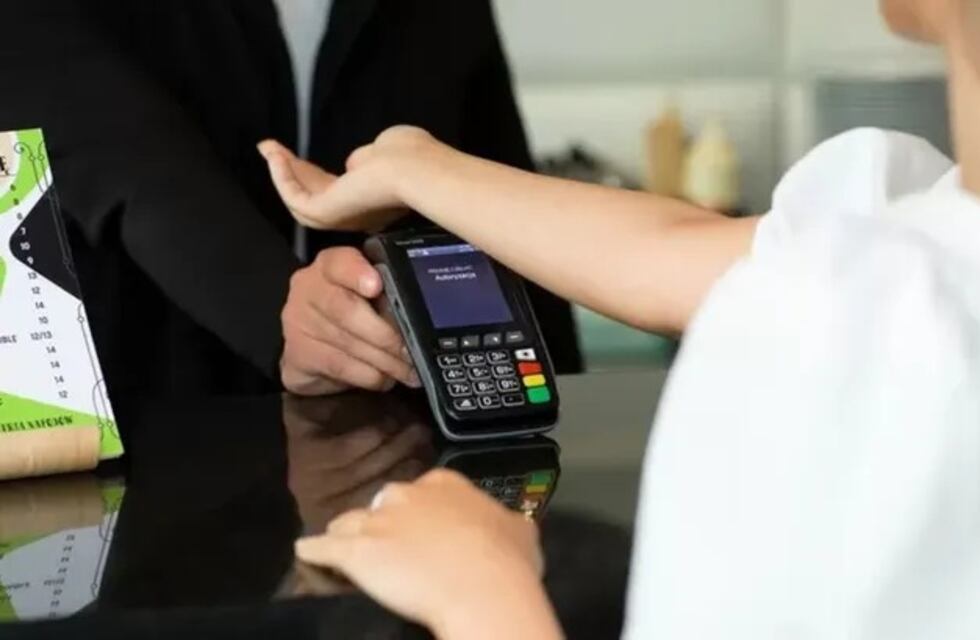 Comenzaron a usarse los implantes de microchip que te permiten pagar con la mano