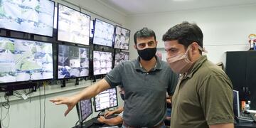 Maximiliano Postovit, Secretario de Prevención en Seguridad, muestra el funcionamiento del Centro de Monitoreo al Gerente del CCIRR, Iván Acosta