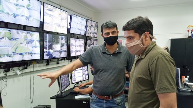 Maximiliano Postovit, Secretario de Prevención en Seguridad, muestra el funcionamiento del Centro de Monitoreo al Gerente del CCIRR, Iván Acosta