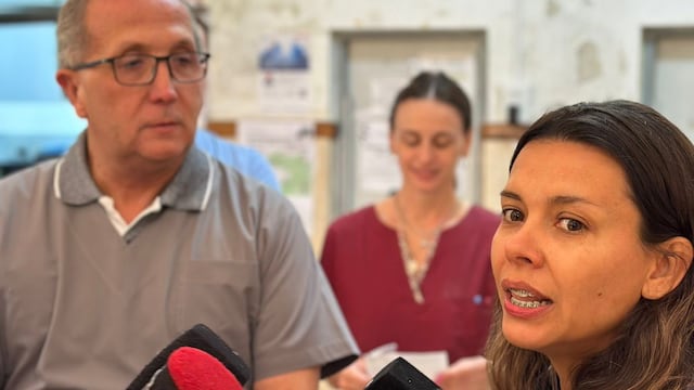 El Dr. José Luis Peyrade, jefe del Servicio de Odontología y La Dra. Natalia Weppler, directora del Hospital Dr. Jaime Ferré de Rafaela