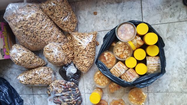 Decomisan alimentos vencidos y sin rotulo en un comercio de Tres Arroyos