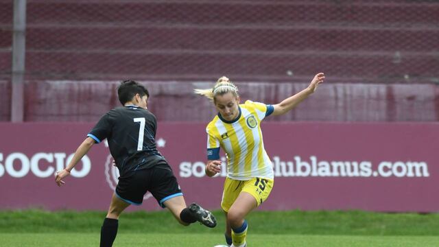 La delantera canalla dijo que la echaron del equipo de Primera División porque se besó con una compañera.