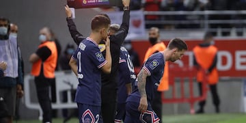 Lionel Messi debutó en el PSG a los 65 y entró por Neymar. (@PSG_inside)