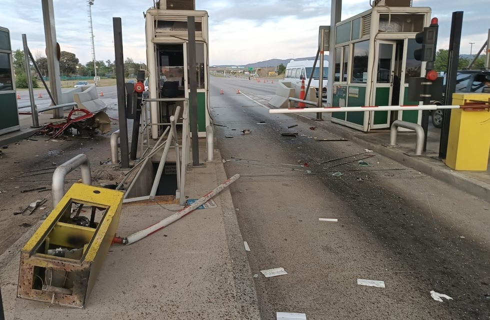 Choque en Córdoba: perdió el control del auto y se estrelló contra una cabina de peaje