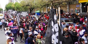 En un jueves frío, el Polo Obrero marchó por el Centro de Córdoba.
