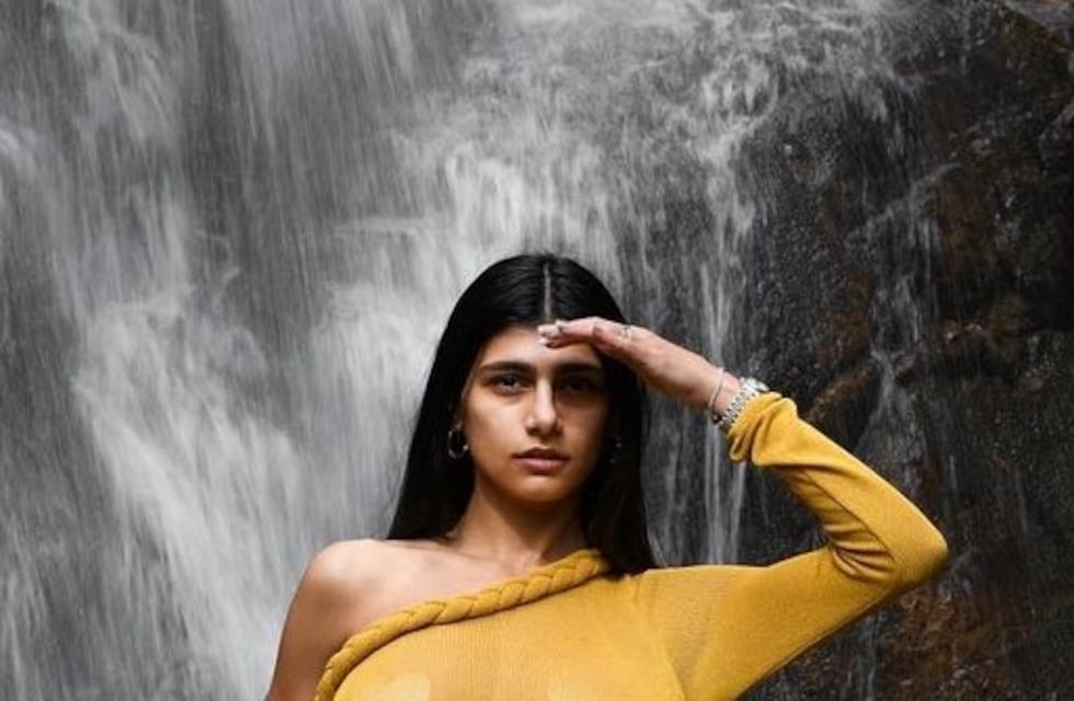 El extravagante look de Mia Khalifa desde el desierto: tacos fluor y nada abajo