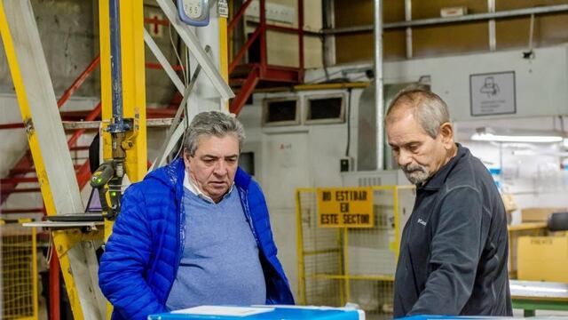 El jefe de Gabinete visitó la fábrica de la Cooperativa de Trabajo Renacer