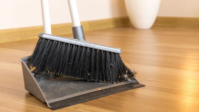 El infalible truco para barrer sin que la escoba se llene de pelusas.