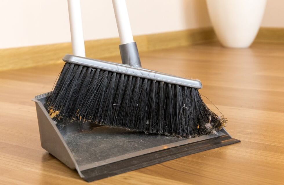 El infalible truco para barrer sin que la escoba se llene de pelusas
