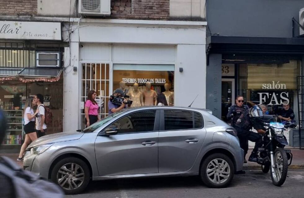 Dejó a su perro encerrado dentro del auto en Rosario, se le murió y la detuvieron