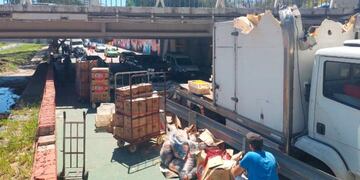 Un camión chocó contra el puente Sarmiento en Costanera Norte.