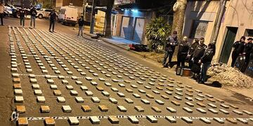 Secuestraron más de 1.600 kilos de cocaína escondidos en un galpón de Rosario.