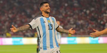 Romero, de cabeza, metió el segundo para la selección (Foto: Prensa Argentina).