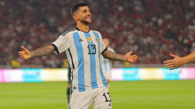 Romero, de cabeza, metió el segundo para la selección (Foto: Prensa Argentina).