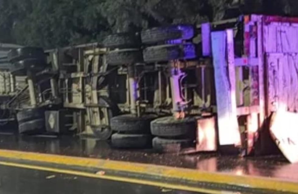 Vuelco de un camión en el acceso al Parque Industrial