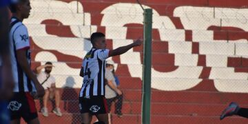Argentino Peñarol se floreó y es puntero, con un golazo.