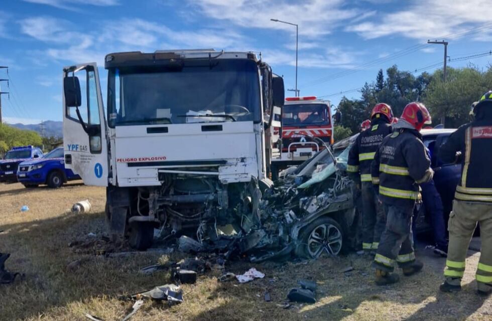 Córdoba: impactante choque entre dos autos y un camión que transportaba garrafas