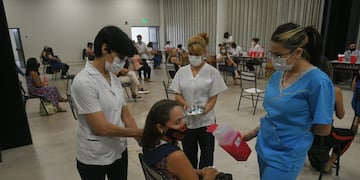 Arrancó la vacunación a los docentes mendocinos en el Arena Aconcagua