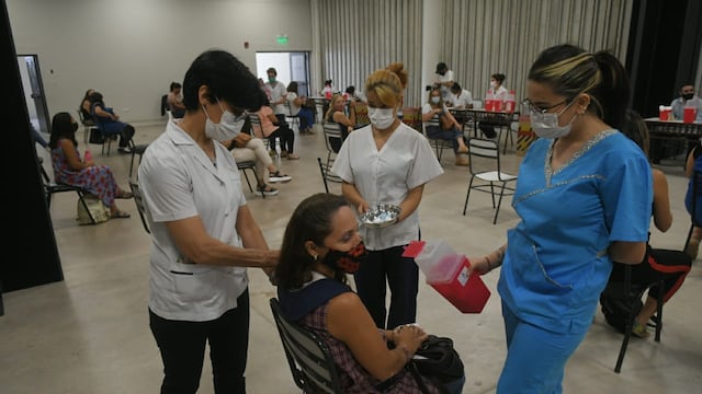 Arrancó la vacunación a los docentes mendocinos en el Arena Aconcagua
