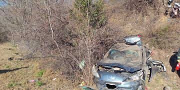 La mujer perdió el control del volante y el Peugeot dio varios tumbos a la vera de la autopista Justiano Allende Posse. (Policía)