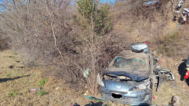 La mujer perdió el control del volante y el Peugeot dio varios tumbos a la vera de la autopista Justiano Allende Posse. (Policía)