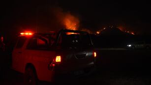 Varias dotaciones de bomberos trabajan para sofocar el frente de incendio en Villa Giardino. (La Voz)