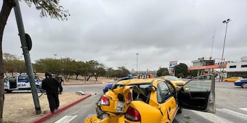 Un Fiat Siena impactó contra un taxi y el conductor huyó a pie.