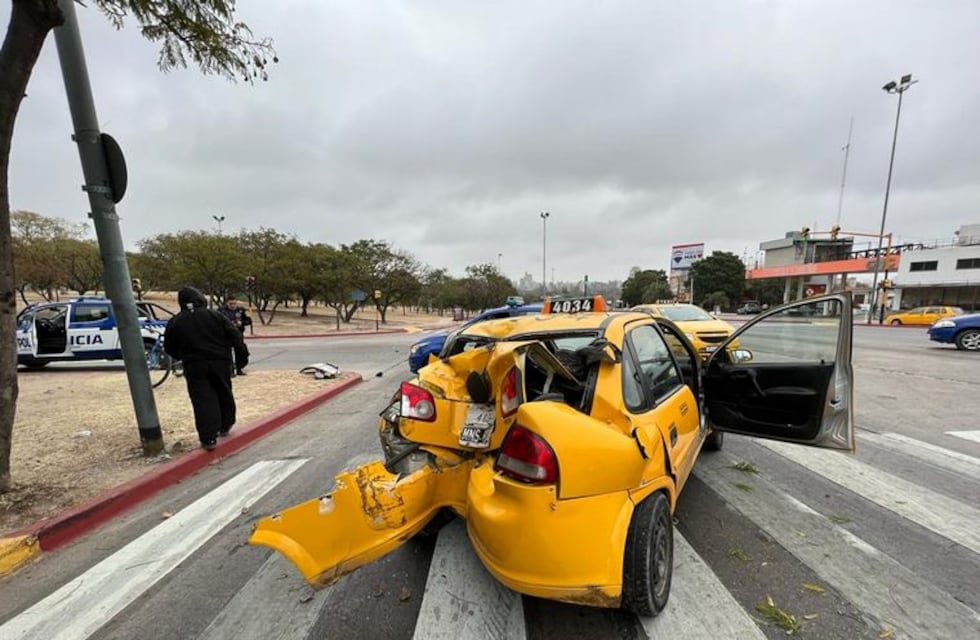 Increíble accidente en Córdoba: cruzó en rojo, chocó a un taxi y huyó a pie