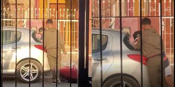 Con total impunidad, dos jóvenes rompieron la luneta de un auto y se llevaron lo que había en el interior.
