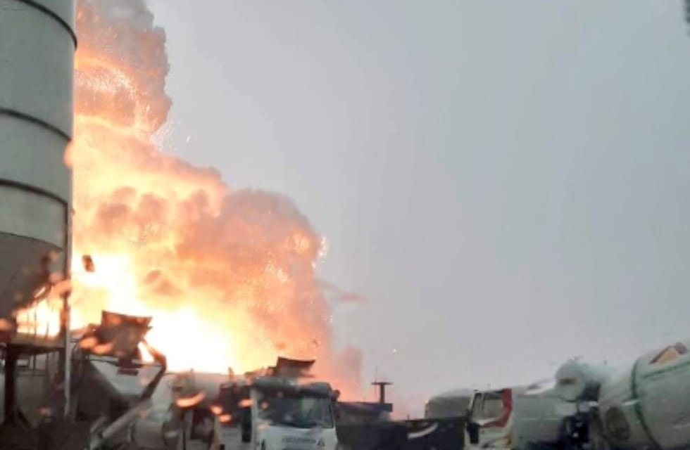 En medio de la tormenta, un rayo impactó de lleno contra un depósito