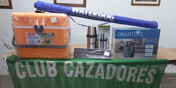 Club Cazadores Tres Arroyos entregó premios no retirados de las 24 Horas al CEF Nº 148 de Claromecó