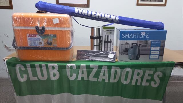 Club Cazadores Tres Arroyos entregó premios no retirados de las 24 Horas al CEF Nº 148 de Claromecó