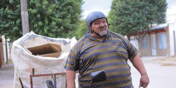 Cartonero y motoquero en Arroyito, la historia del Tucu