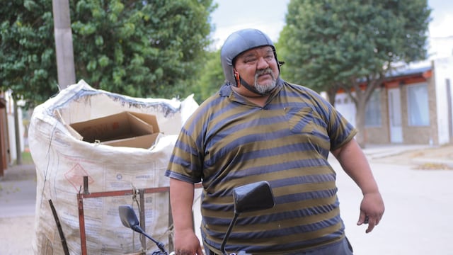 Cartonero y motoquero en Arroyito, la historia del Tucu