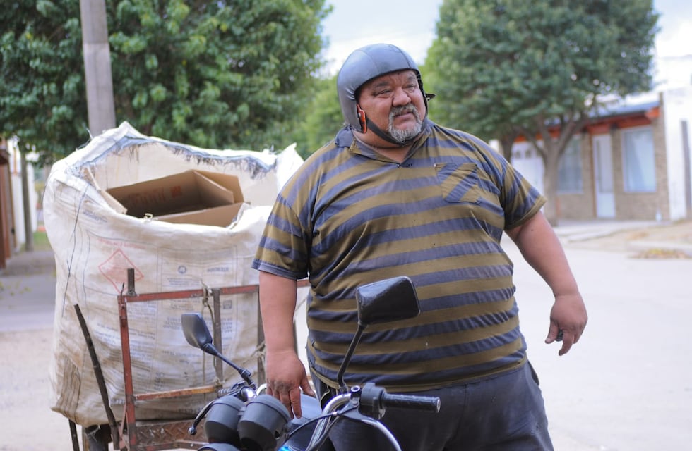 El Tucu, cartonero por necesidad, motoquero por elección